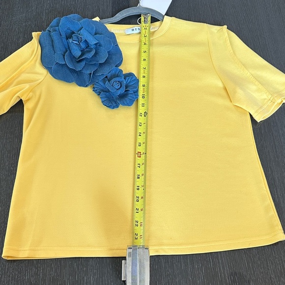 Unique yellow and denim blue  big flower shirt top tee.  New with tags - Picture 2 of 10